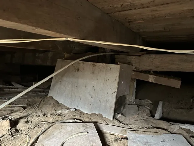 Stabilization of joists and encapsulation of the crawlspace in Pointe-Calumet. Before Stabilization of joists and encapsulation of the crawlspace in Pointe-Calumet. Before